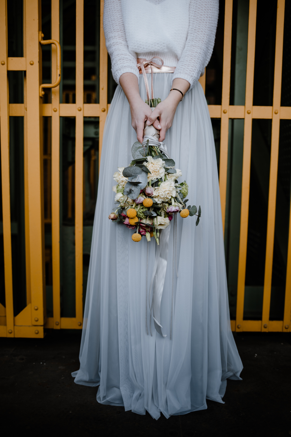 Boho Braut Inspiration mit Braut Pullover und Tüllrock in Grau