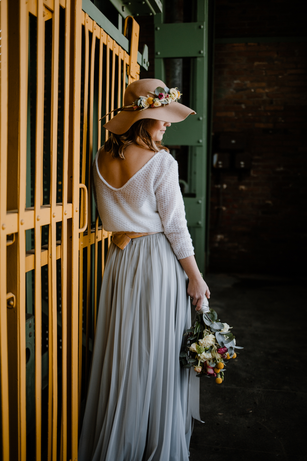 Boho Braut Inspiration mit Braut Pullover und Tüllrock in Grau