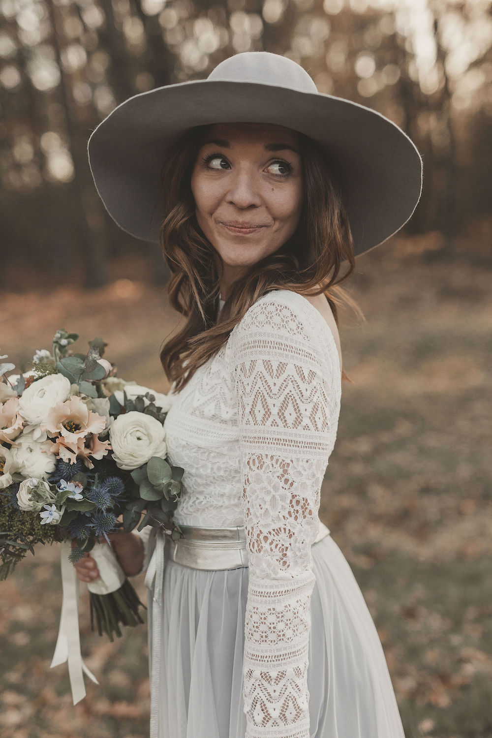 Boho Brautkleid mit Tüllrock in Grau