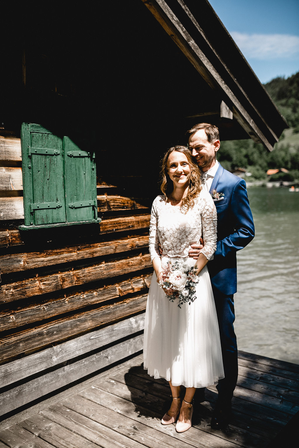 Modernes Brautkleid mit Midi Tüllrock und Brauttop aus Botanikspitze