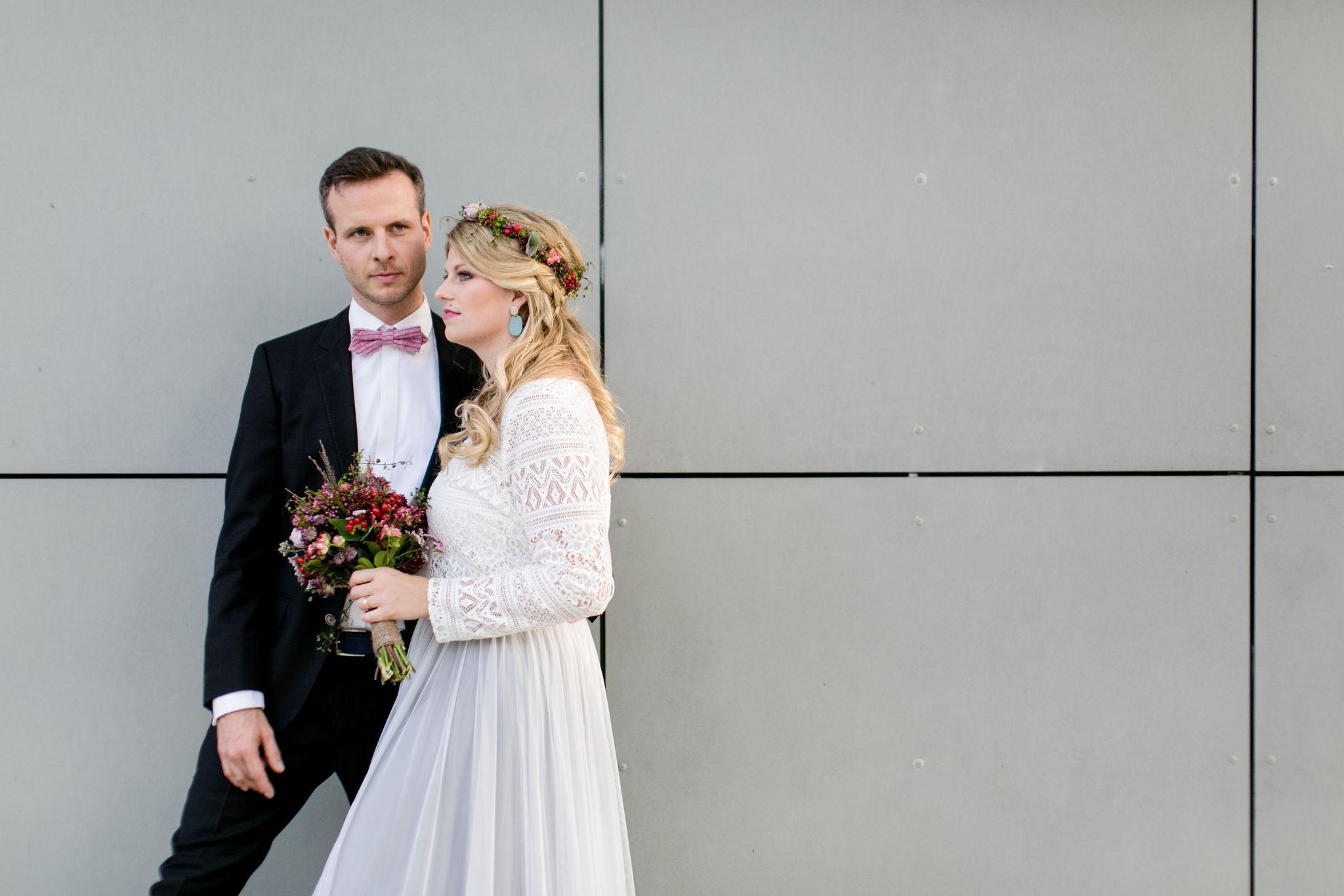 After Wedding-Shoot mit Langarm-Brautkleid im Boho Stil und Blumenkranz
