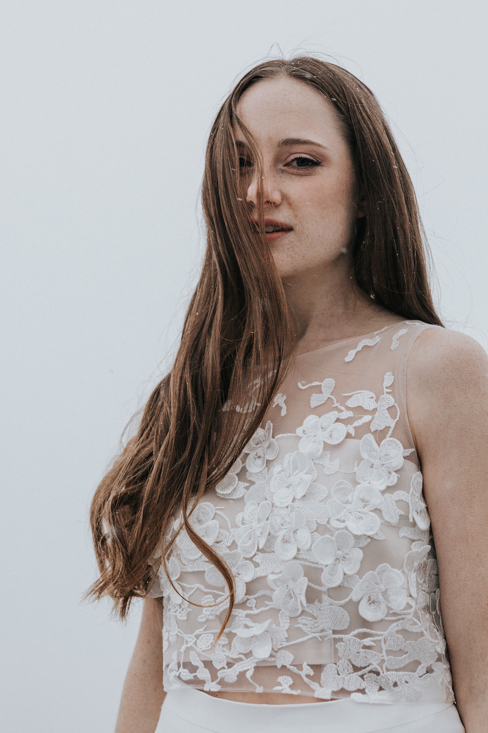 Brautkleid mit Blumen-Top aus 3D-Spitze, Überrock und Rock in A-Linie