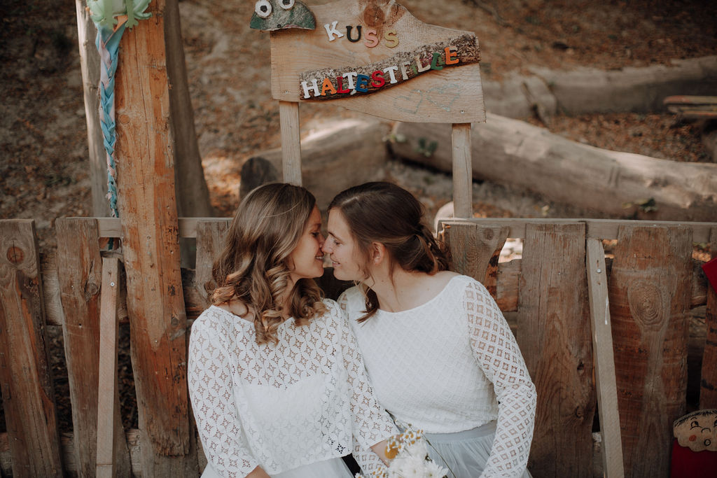noni Brautkleider, lesbisches Brautpaar mit zweiteiligen Brautkleidern Spitzentops und Tüllröcken