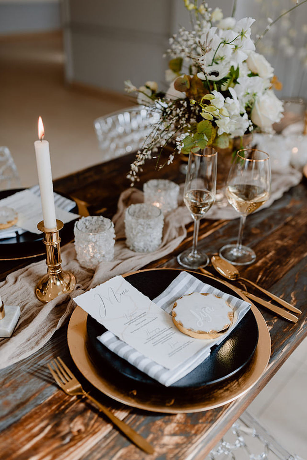 Moderne Tischdeko für die Hochzeit mit Gold und Kristall