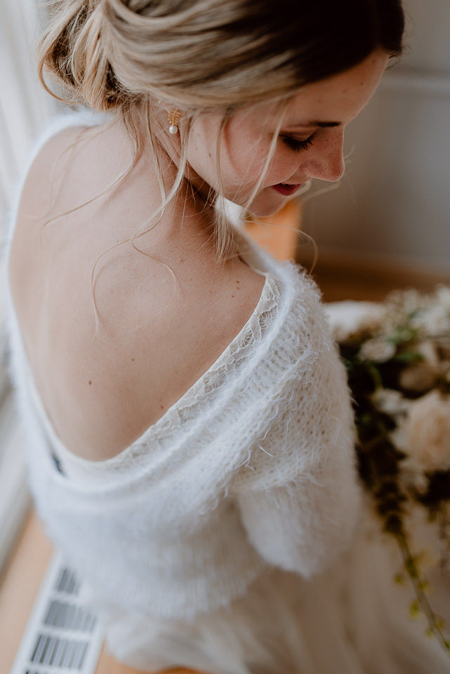 Modernes Brautkleid mit rückenfreiem Pullover aus Strick in Ivory