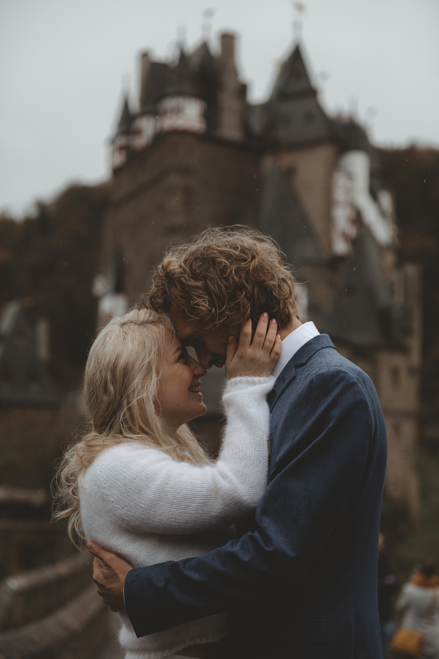 noni Brautmode Herbsthochzeit auf Burg Eltz von Influencerin beautelicieuse, Brautkleid mit Pullover, Spitzentop und Tüllrock