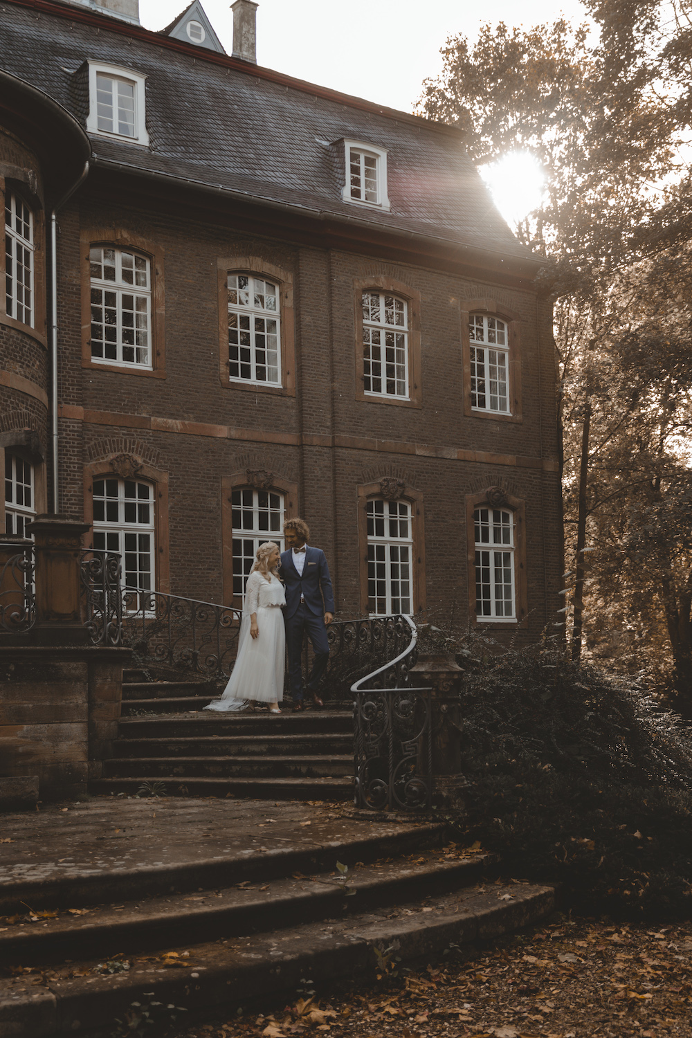 noni Brautmode Herbsthochzeit auf Burg Eltz von Influencerin beautelicieuse, Brautkleid mit Pullover, Spitzentop und Tüllrock