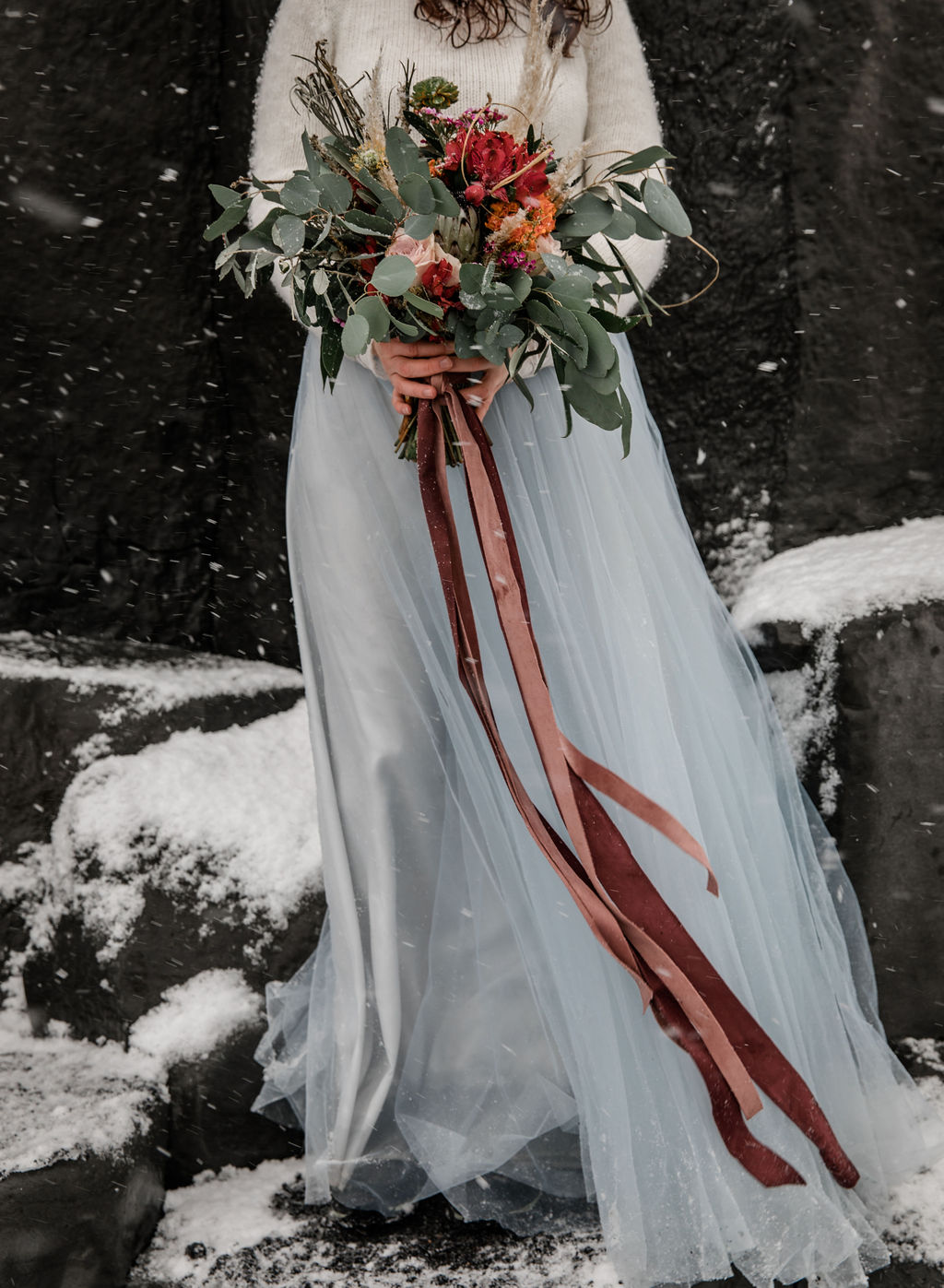 Modernes Brautkleid für die Hochzeit im Winter 