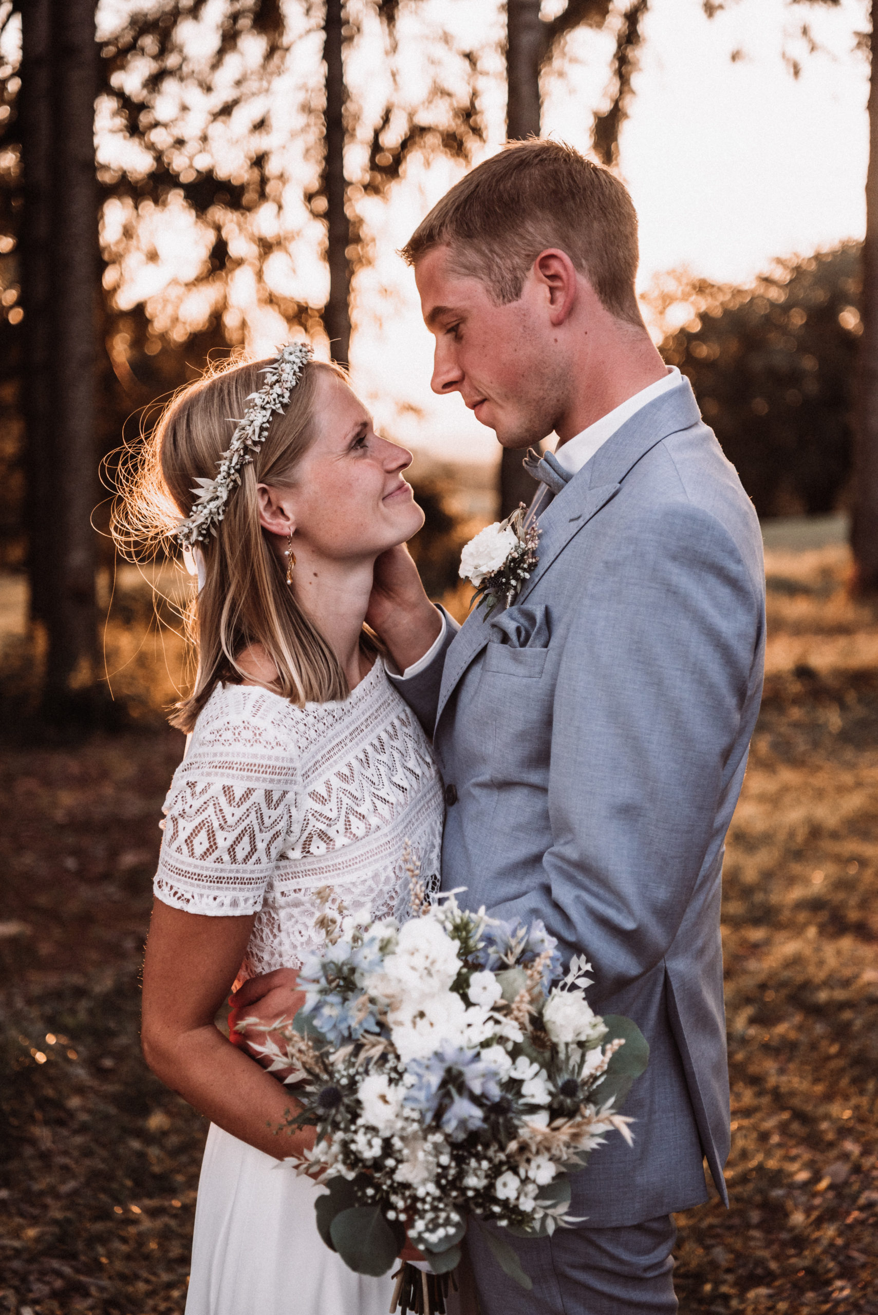 Brautpaar mit Blumenkranz