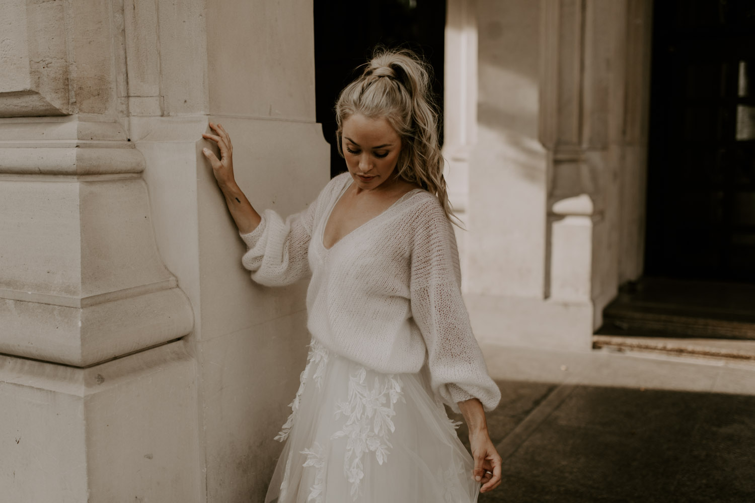 Brautmodell in weißem Kleid