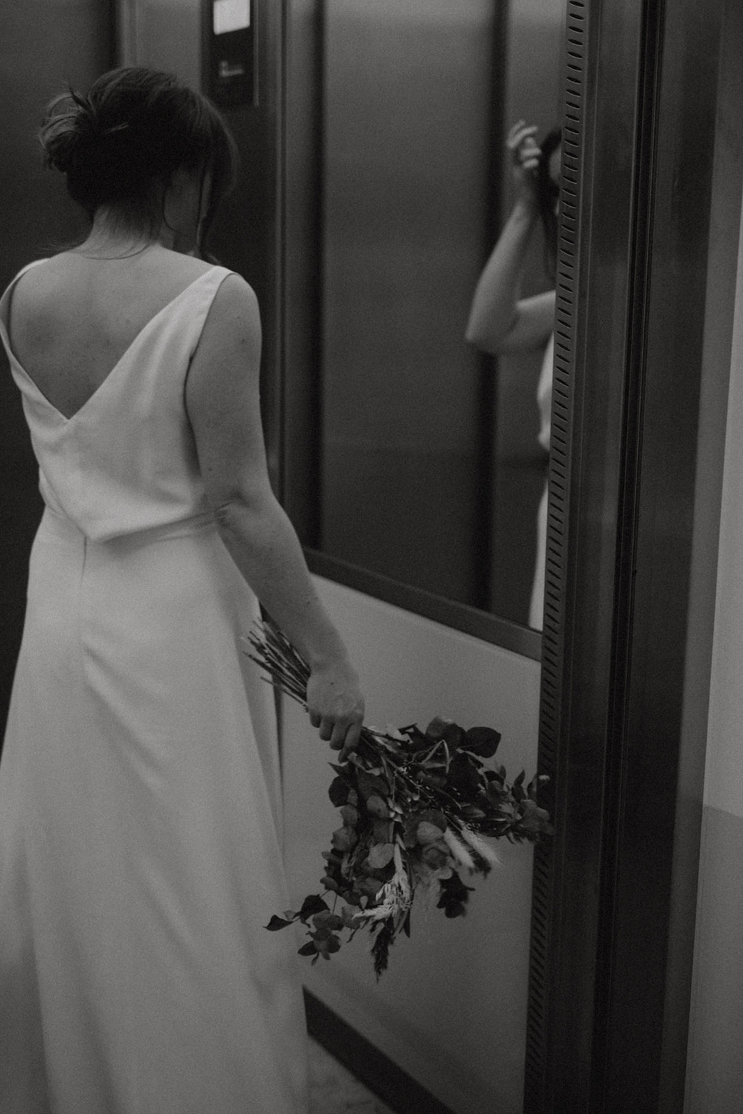 Brautmodel blickt in den Spiegel