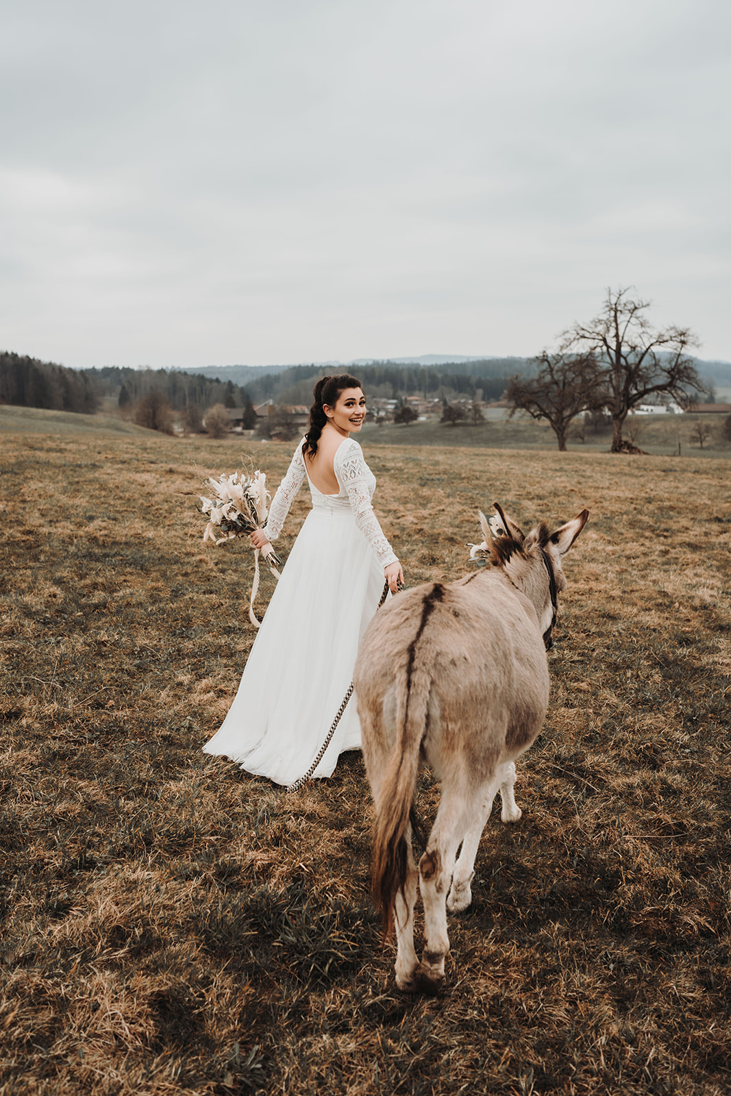 Braut mit Esel auf Feld