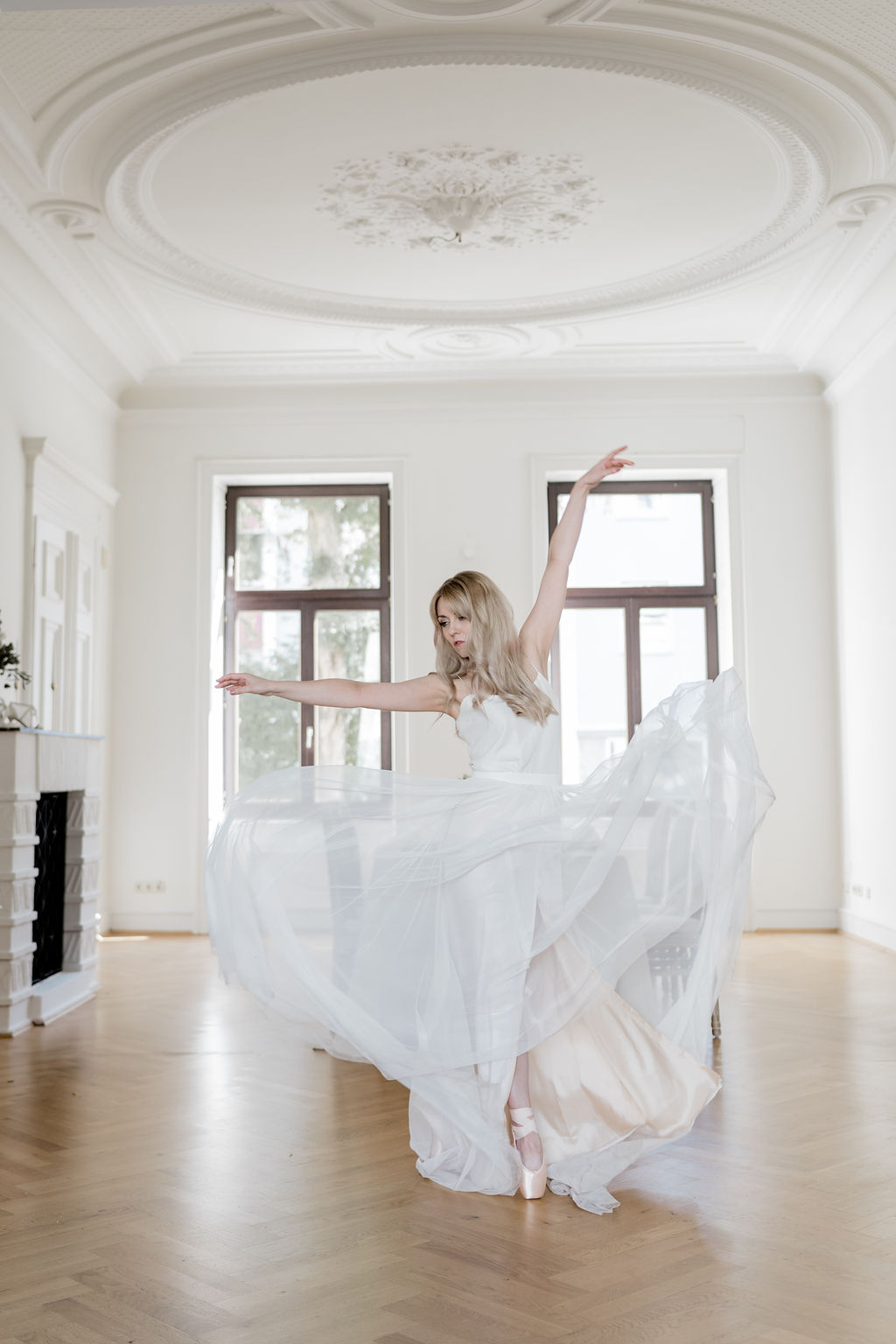 Braut tanzt mit Kleid