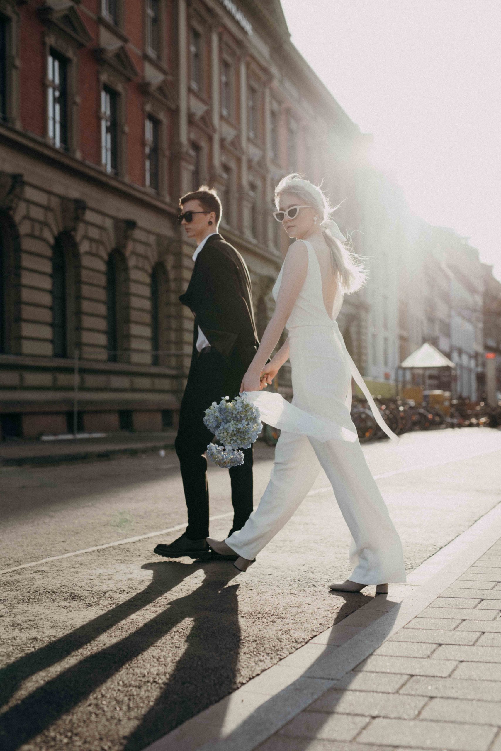 Brautpaar geht über Straße 