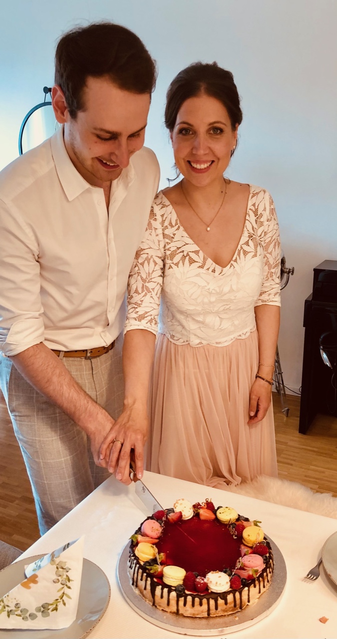 Brautpaar schneidet den Kuchen an