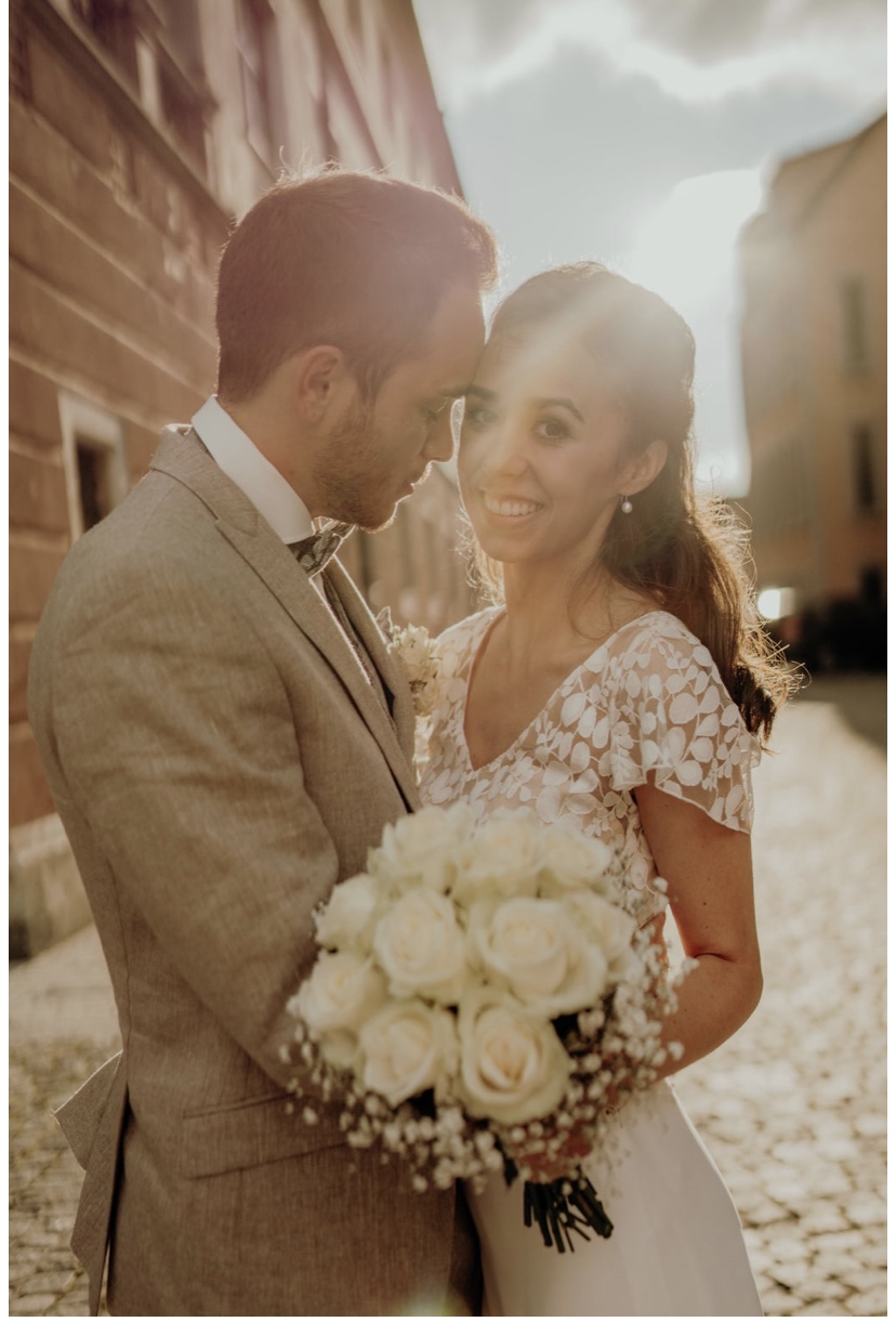 Brautpaar mit Lichteinfall im Hintergrund