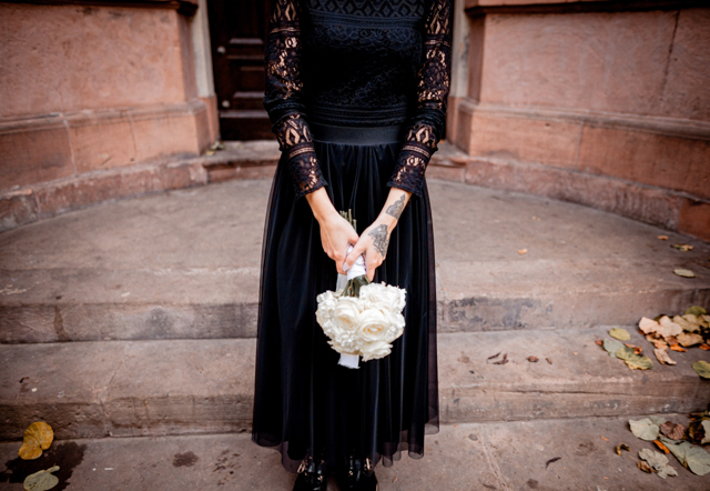 Braut in schwarzem Hochzeitskleid