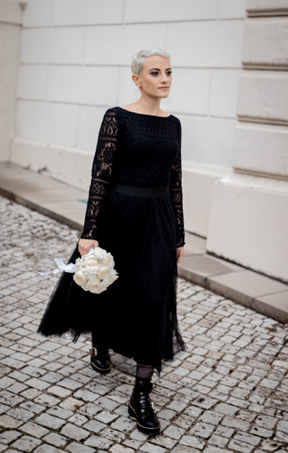 Braut in schwarzem Hochzeitskleid