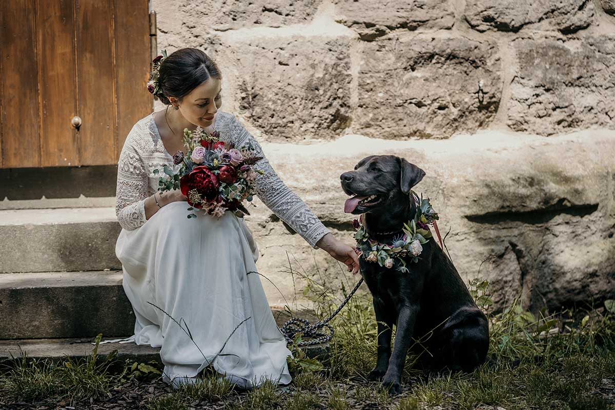 Braut streichelt Hund