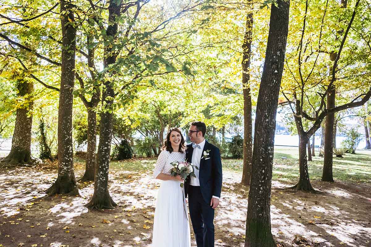 Brautpaar in Herbstlandschaft