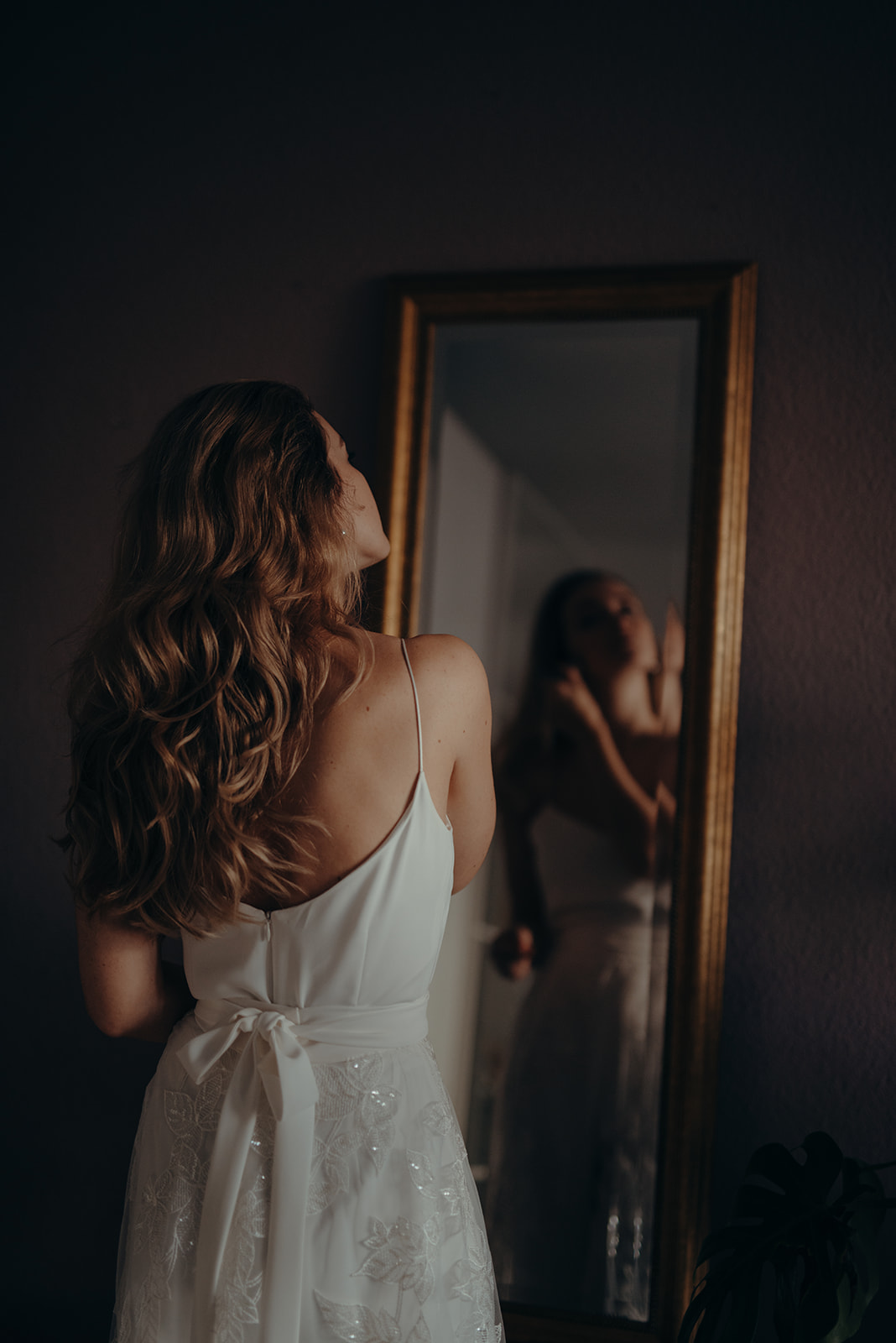 Braut mit Spiegel