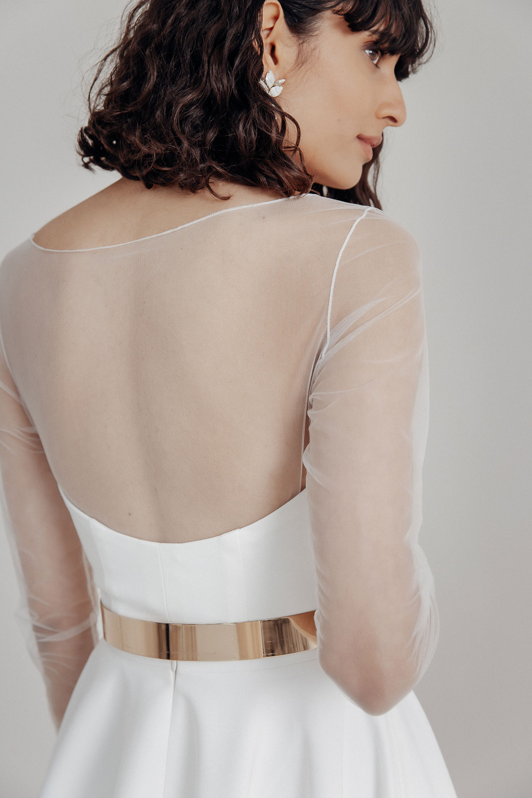 Alizia – Tülltop mit Mylou Braut Rock, brünettes Model mit goldenem Metallgürtel, Rückenaufnahme Detailbild