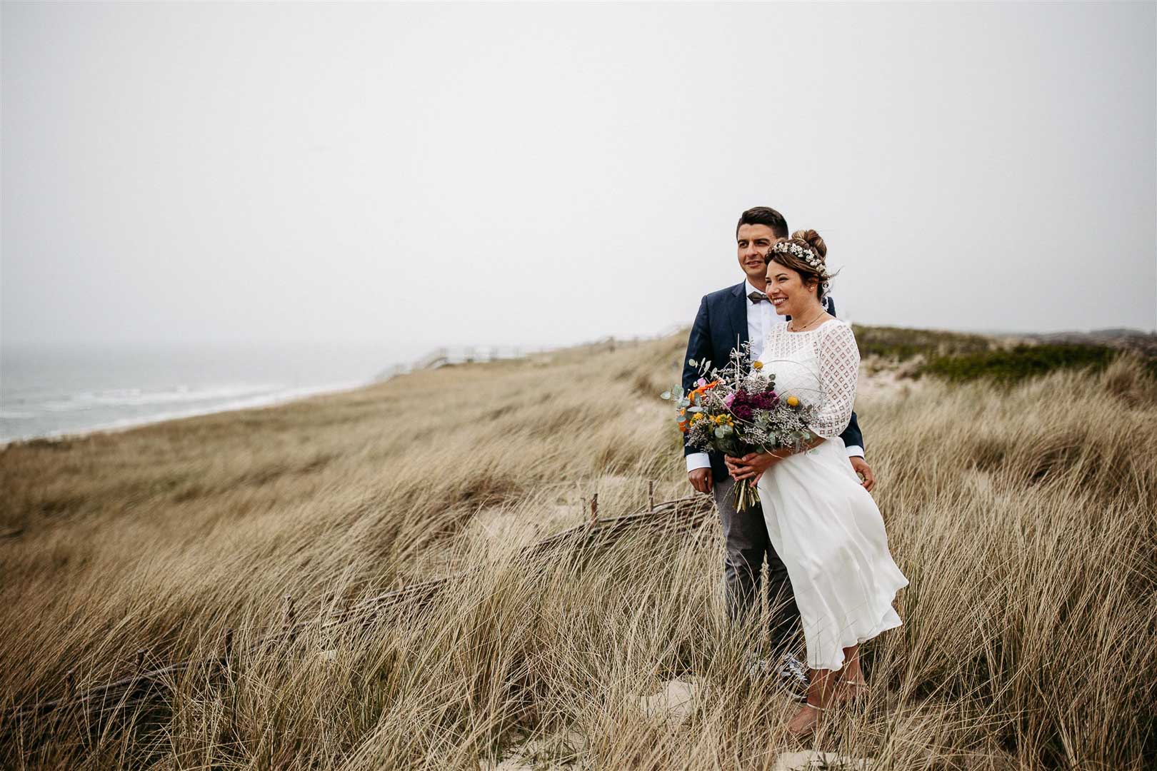 Strandhochzeit auf Sylt, Brautpaar in den Dünen