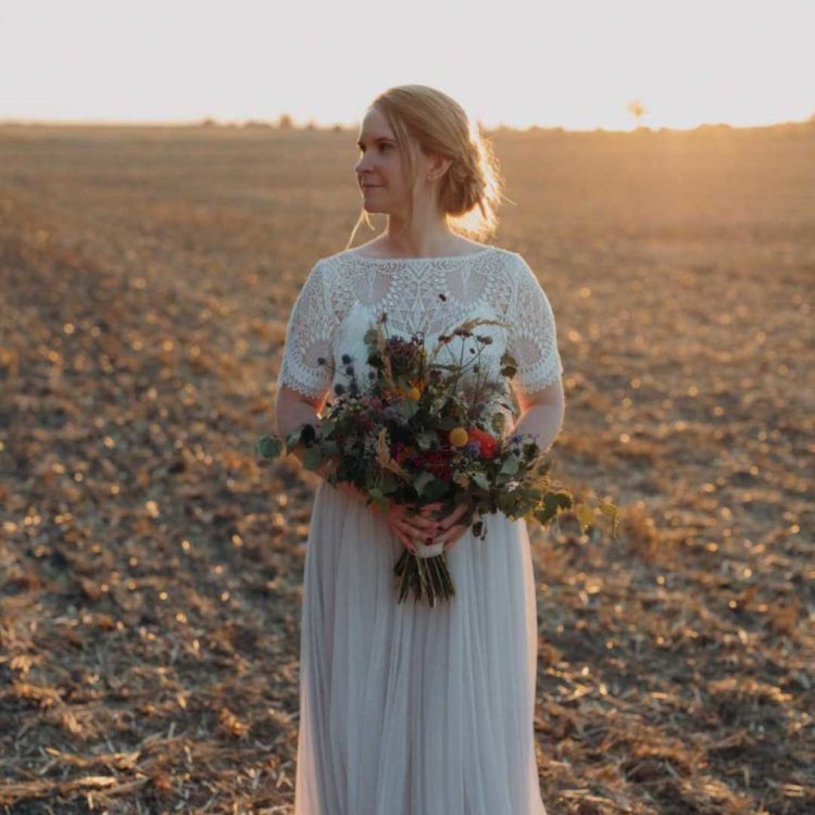 Braut auf einem Feld