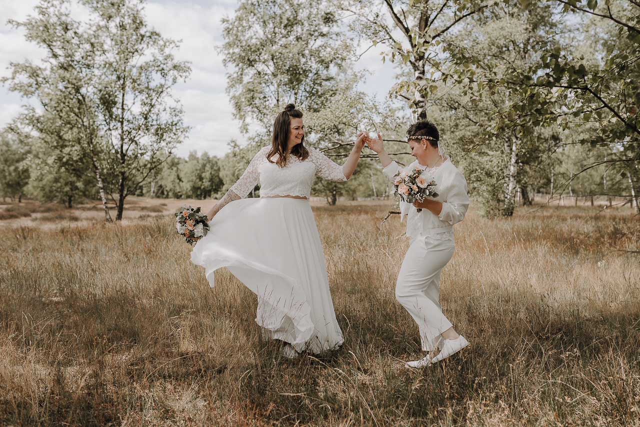 Lesbisches Brautpaar tanzt